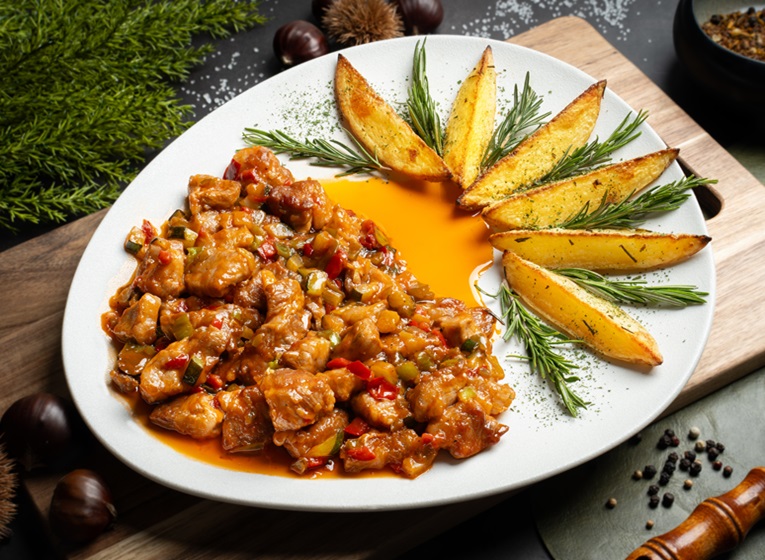 Plato de receta de lagarto de cerdo con pisto casero y patatas