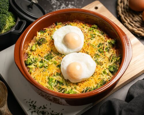 Plato con la receta de huevos poché al microondas con brócoli gratinado, con huevos de Corral.