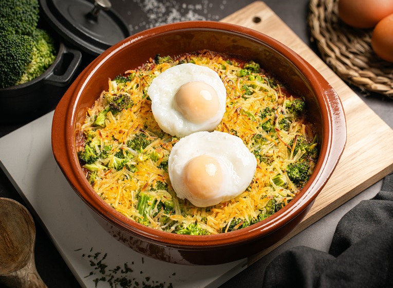 Plato con la receta de huevos poché al microondas con brócoli gratinado, con huevos de Corral.