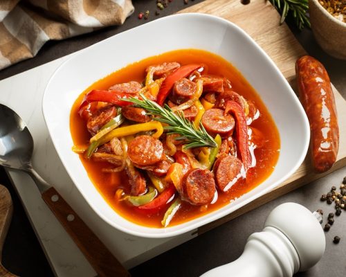 Plato con la receta de guiso de chorizo de Castañas con pimientos y otras hortalizas