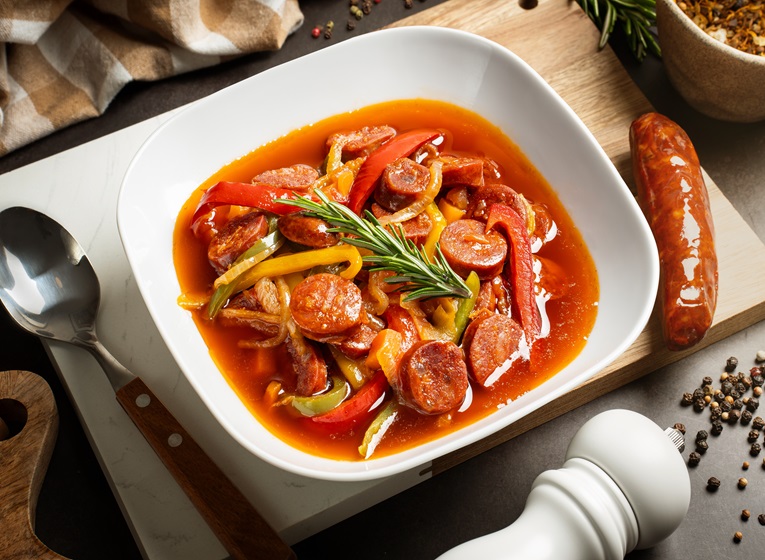 Plato con la receta de guiso de chorizo de Castañas con pimientos y otras hortalizas