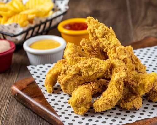 Plato de Nuggets de pollo de Corral empanados con Panko y patatas fritas