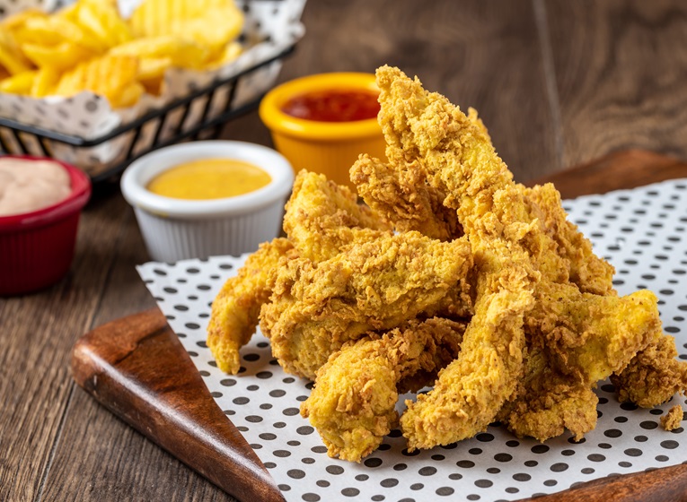 Plato de Nuggets de pollo de Corral empanados con Panko y patatas fritas