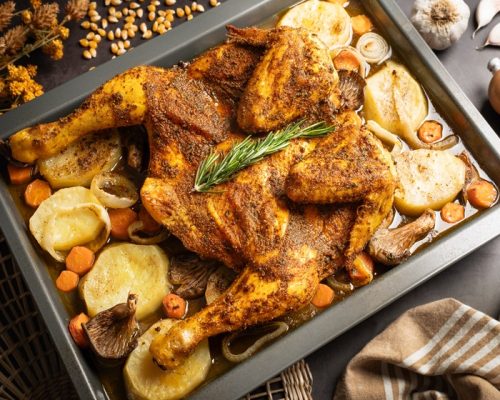 Plato de pollo de Corral al horno con patatas y verduras al horno.