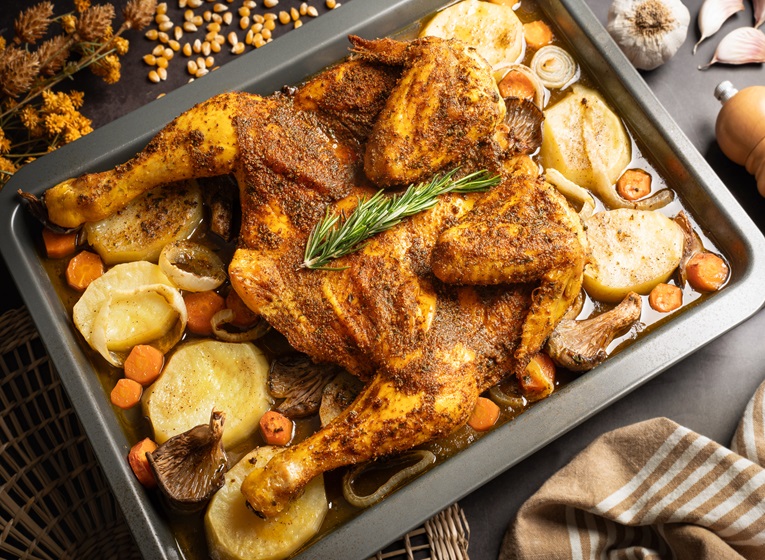 Plato de pollo de Corral al horno con patatas y verduras al horno.