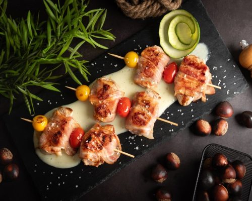 Plato de brocheta de solomillo de Castañas con bacon.