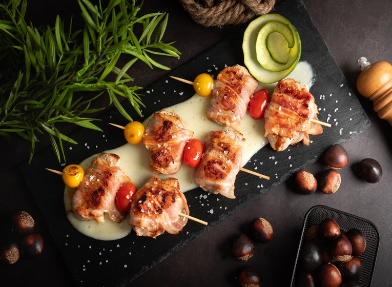 Plato de brocheta de solomillo de Castañas con bacon.