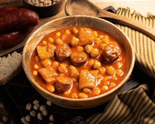 Plato de callos a la gallega con garbanzos, ternera, chorizo y panceta.