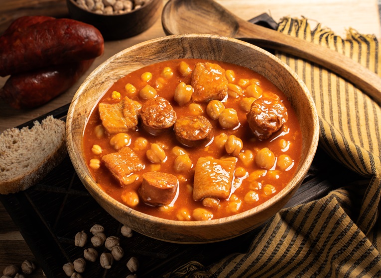 Plato de callos a la gallega con garbanzos, ternera, chorizo y panceta.